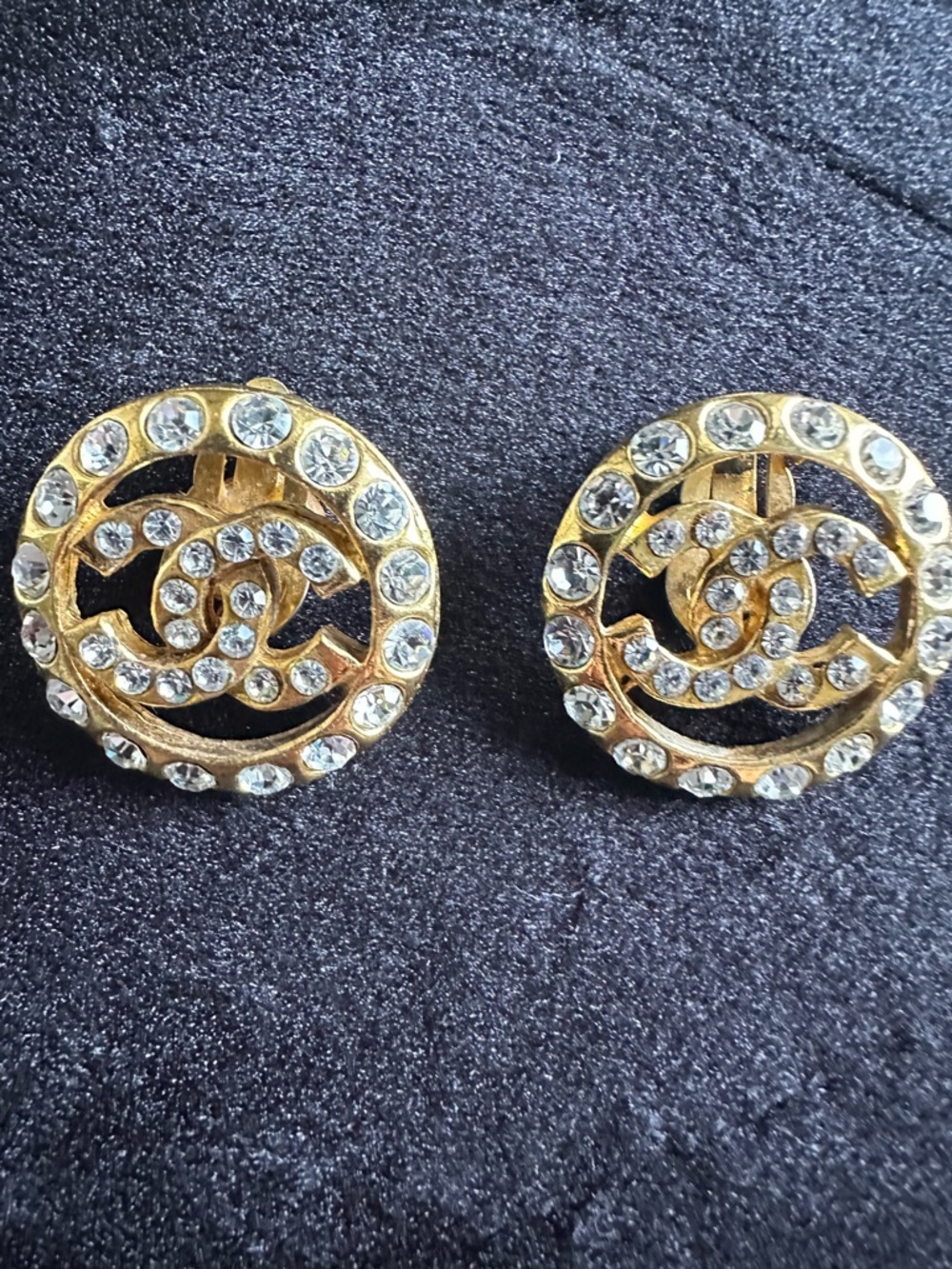 Vintage CHANEL Gold Tone Rhinestone CC Logo Clip-On Earrings - Picture 14 of 15